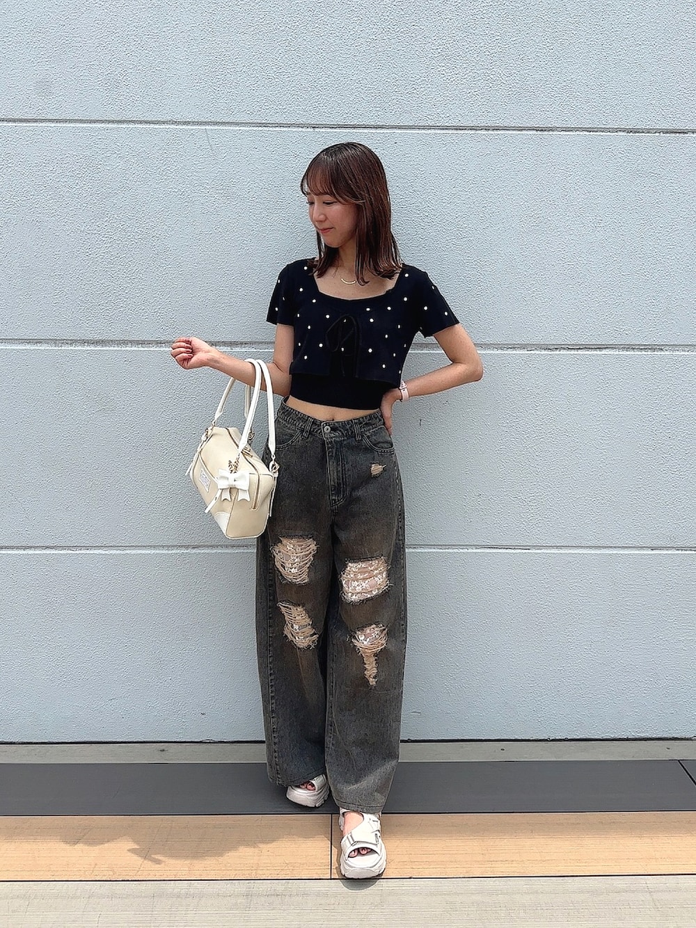 「厚底シューズ、夏ルックで気分アップ、ブラックコーデ、デニム、ダメージデニムパンツ、厚底サンダル、ドット、高身長女子、骨格ウェーブ、カジュアル、おでかけコーデ、夏コーデ、カジュアルスタイル、モノトーンコーデ、ワイドデニム」｜「OLIVE des OLIVEのドットボレロアンサンブル（カーディガン/ボレロ、ブラック系）」を使った、akaneさん（レディース・167cm）の夏コーディネートの1枚目の写真