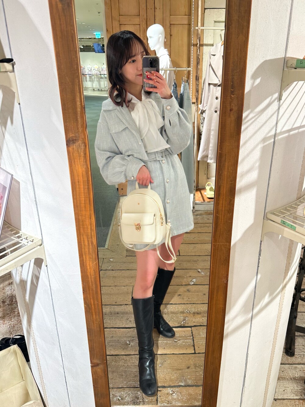 「ほめられ本命コーデ、春服、着回しコーデ、ゆるコーデ、春カラー、私の推しブランド、高身長女子、お出かけコーデ、ワンピースコーデ、ジャンスカ、ミントグリーン、ブラウス、ボウタイブラウス、骨格ウェーブ、デート」｜「OLIVE des OLIVEのBigリボンボウタイブラウス（シャツ/ブラウス、ホワイト系）」を使った、akaneさん（レディース・167cm）の冬コーディネートの1枚目の写真