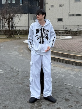 「katameのアイテム（パーカー、グレー系）」を使った、亮.さん（メンズ・180cm）の春コーディネート