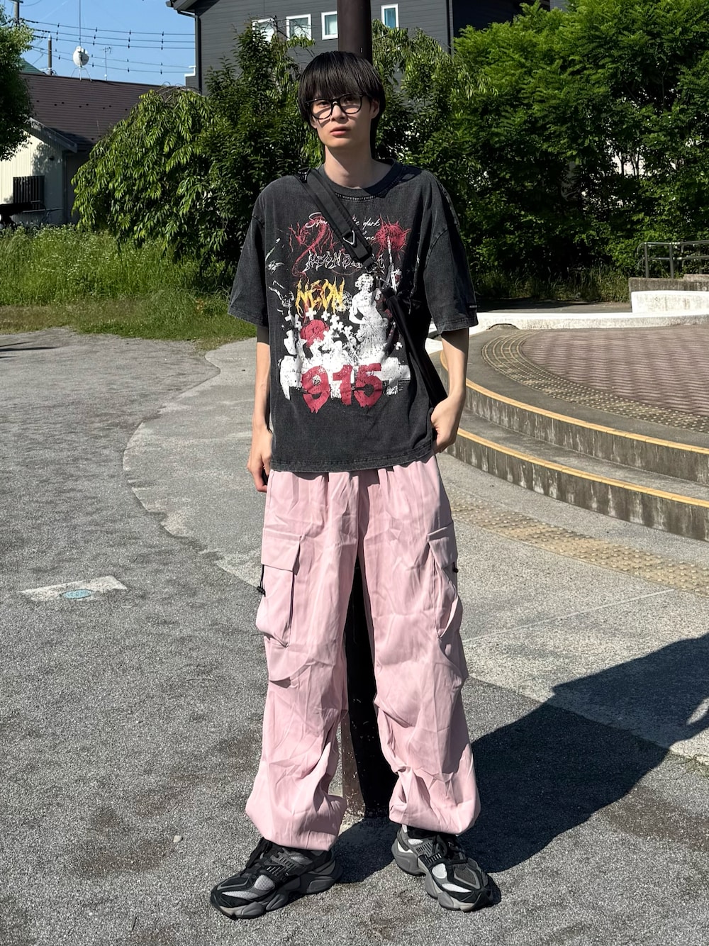 「黒Tシャツ、バンティー、バンドT、カーゴパンツ、ピンク、古着MIX、メガネ男子、ストリート、夏服コーデ、夏、ファッションを楽しもう、おしゃれさんと繋がりたい」｜「USEDのアイテム（Tシャツ/カットソー、ブラック系）」を使った、亮.さん（メンズ・180cm）の夏コーディネートの1枚目の写真