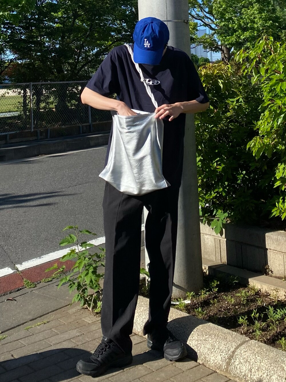 「シンプルコーデ、古着MIX、スポーツミックス、夏服、春ファッション、おしゃれさんと繋がりたい、リラックススタイル、春服、キャップ、キャップコーデ、半袖シャツ、ラフコーデ、お出かけコーデ、デートコーデ」｜「LIBEREのアイテム（トップス、ブラック系）」を使った、亮.さん（メンズ・180cm）の春コーディネートの1枚目の写真