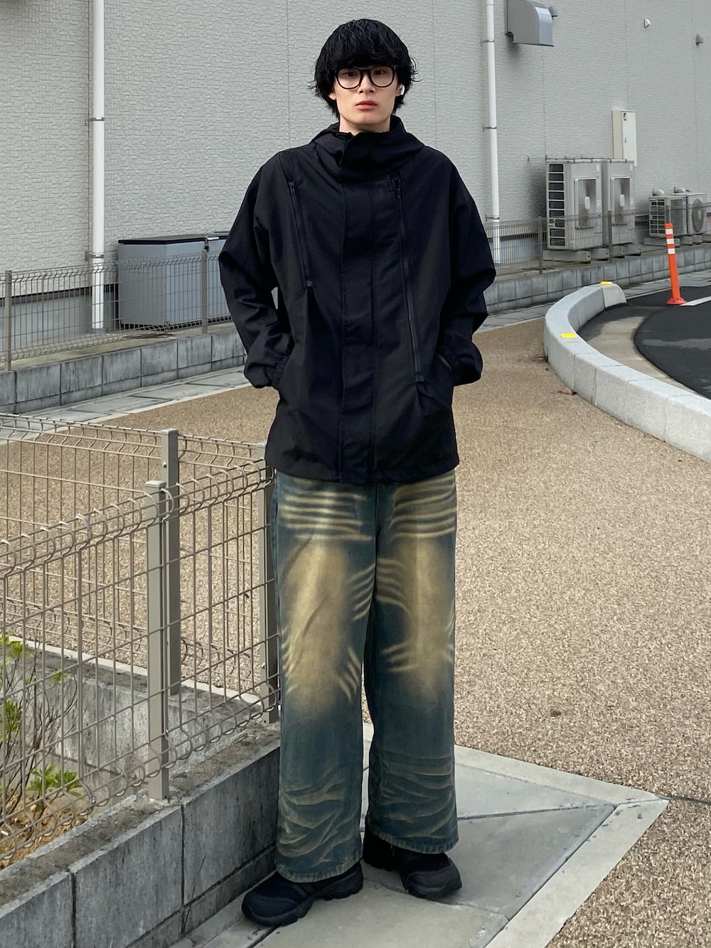 「秋コーデ、古着MIX、ブラック、デニム、今日のコーデ、お出かけコーデ、デニムパンツ、ナイロンジャケット、メガネ男子、秋服準備はじめました、秋のコーデ、秋服、プチプラ、古着コーデ、古着好きな人と繋がりたい」｜「usedのアイテム（その他トップス、ブラック系）」を使った、亮.さん（メンズ・180cm）の秋コーディネートの1枚目の写真