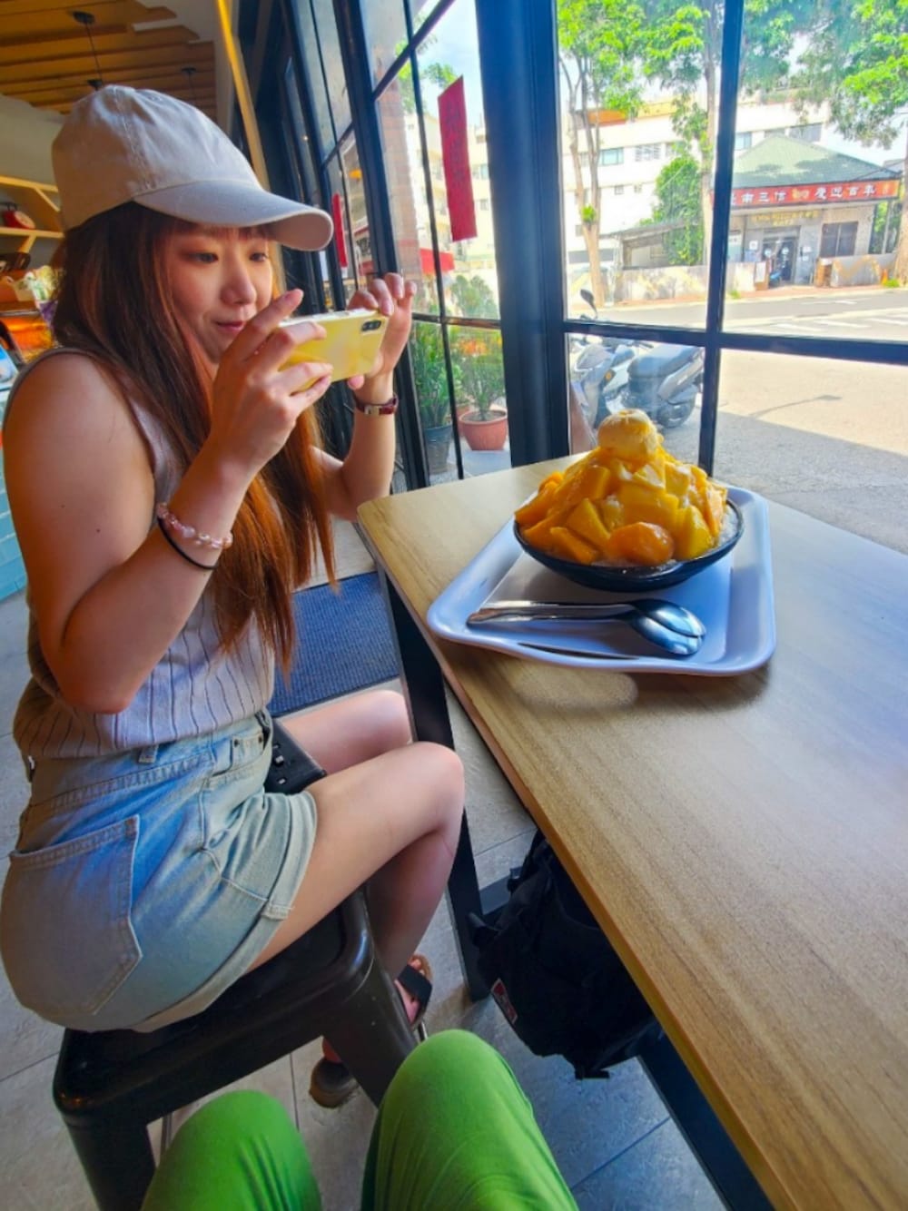 「ノースリーブ、ノースリーブニット、ショートパンツ、夏コーデ、キャップ、キャップ女子」｜「DAY CLOSETのレディース ロールアップデニムショートパンツ（デニムパンツ、ブルー系）」を使った、y08uk31iさん（レディース・156cm）の夏コーディネートの1枚目の写真