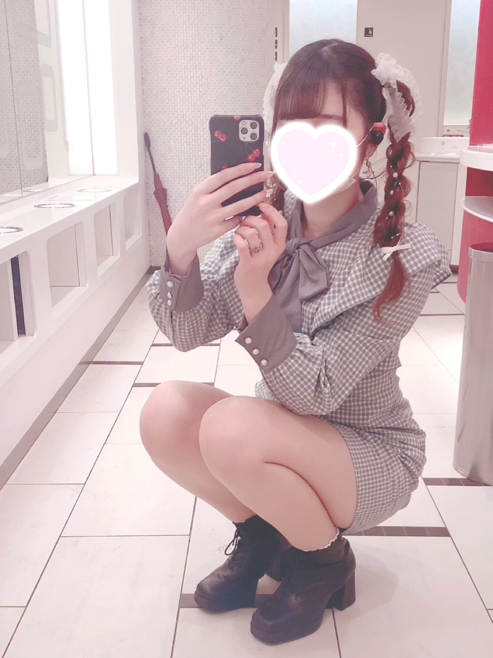 「量産型、ワンピース、ギンガムチェック、リボン、大人かわいい、高身長女子、タイトワンピース、ブルー、キレイめ、ガーリー、おしゃれさんと繋がりたい」｜「TITTY&CO.のボウタイチェックミニワンピース（ワンピース、ブルー系）」を使った、8さん（レディース・165cm）の冬コーディネートの1枚目の写真