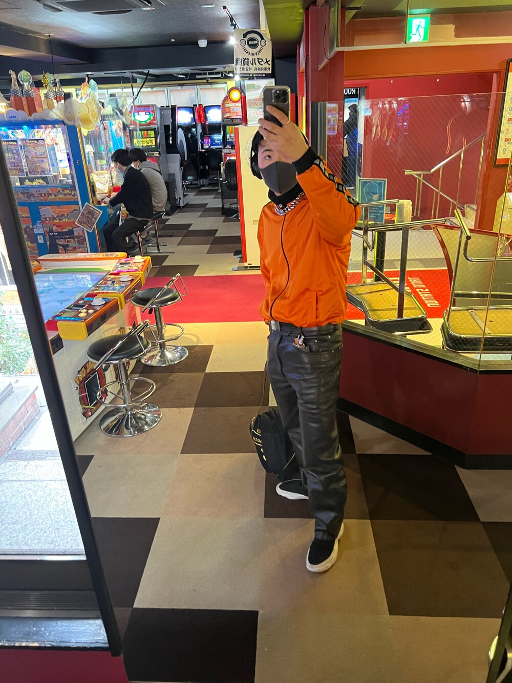 「はじめましてコーデ、春コーデ、おしゃれさんと繋がりたい、休日スタイル、休日コーデ、いいね、save、フォローお願いします🤑、ストリート、古着MIX、相互フォロー、黒、トラックジャケット、革パンツ、オレンジ、ゲームセンター、鉄拳」｜「Harley-Davidsonのアイテム（パンツ、ブラック系）」を使った、しげきさん（メンズ・179cm）の春コーディネートの1枚目の写真