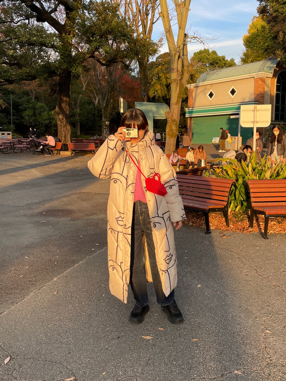 「休日コーデ、秋冬、シンプル、カジュアル、今日のコーデ、オーバーサイズ、動物園、アウトドアスタイル、ビーズバッグ」｜「MONKIのアイテム（ダウンジャケット/コート、ホワイト系）」を使った、ありささん（レディース・159cm）の冬コーディネートの1枚目の写真