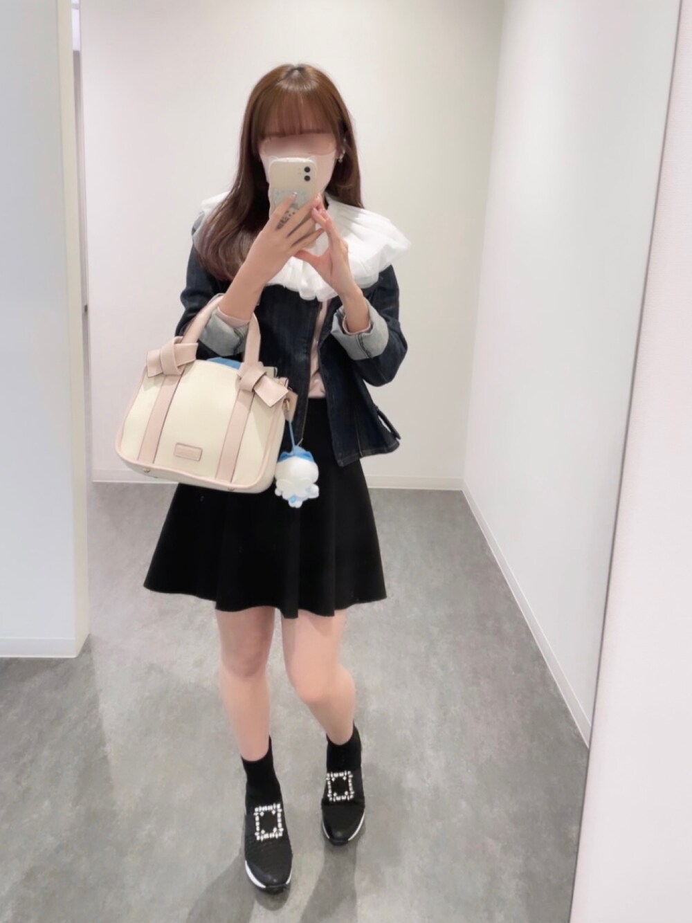 「春、今日のコーデ、大学生、春服、デニムジャケット、つけ襟、ootd、いまどきジャケット写真」｜「EVOLのアイテム（スニーカー、ブラック系）」を使った、ヌコさんさん（骨格ウェーブ・レディース・160cm）の春コーディネートの1枚目の写真