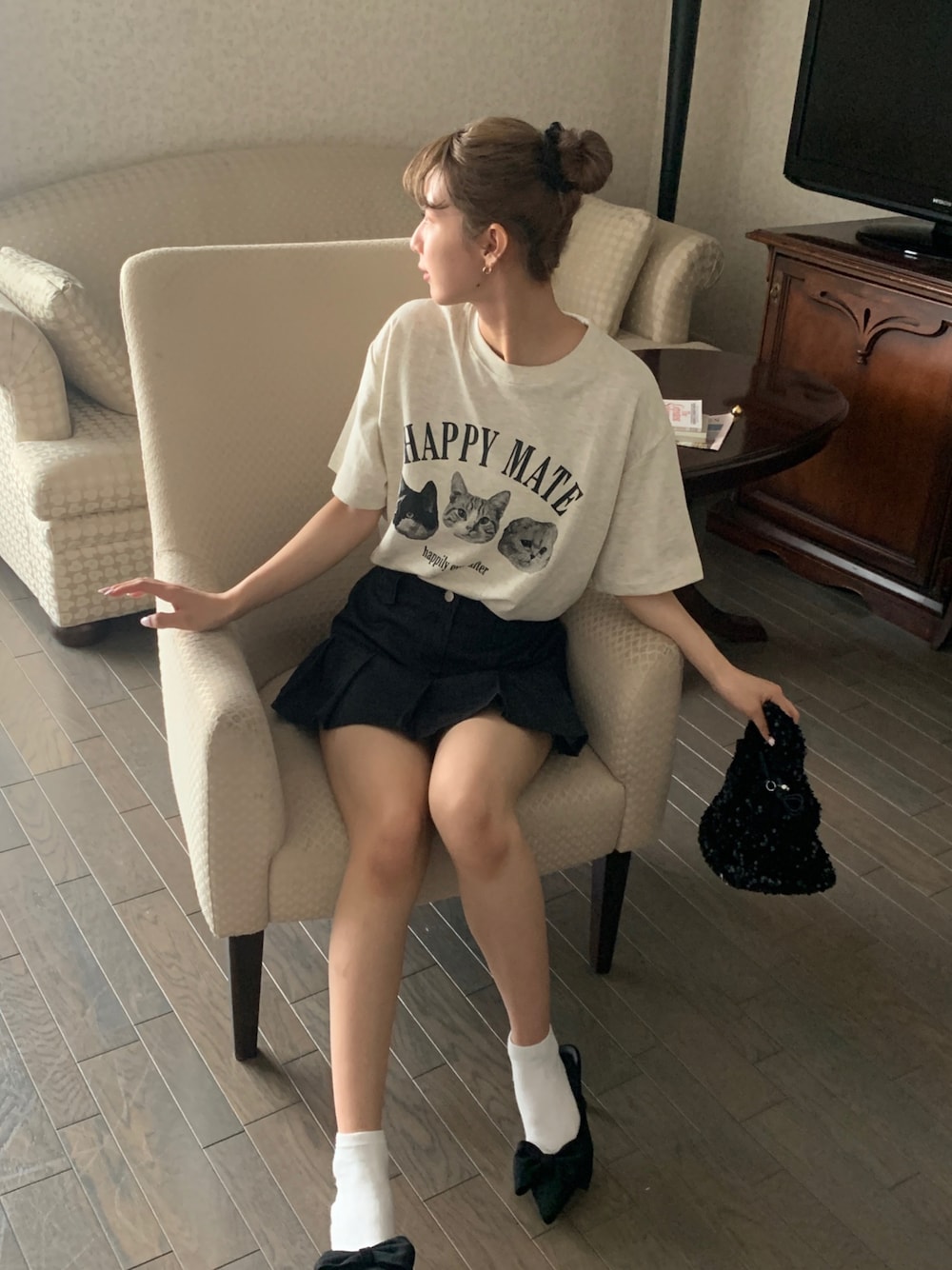 「低身長コーデ、初夏コーデ、モノトーン、プリントT、ミニスカート、韓国ファッション、デニム、プチプラ、ミニバッグ」｜「nugu CANIEのアイテム（デニムスカート、ブラック系）」を使った、miwoさん（レディース・154cm）の春コーディネートの1枚目の写真