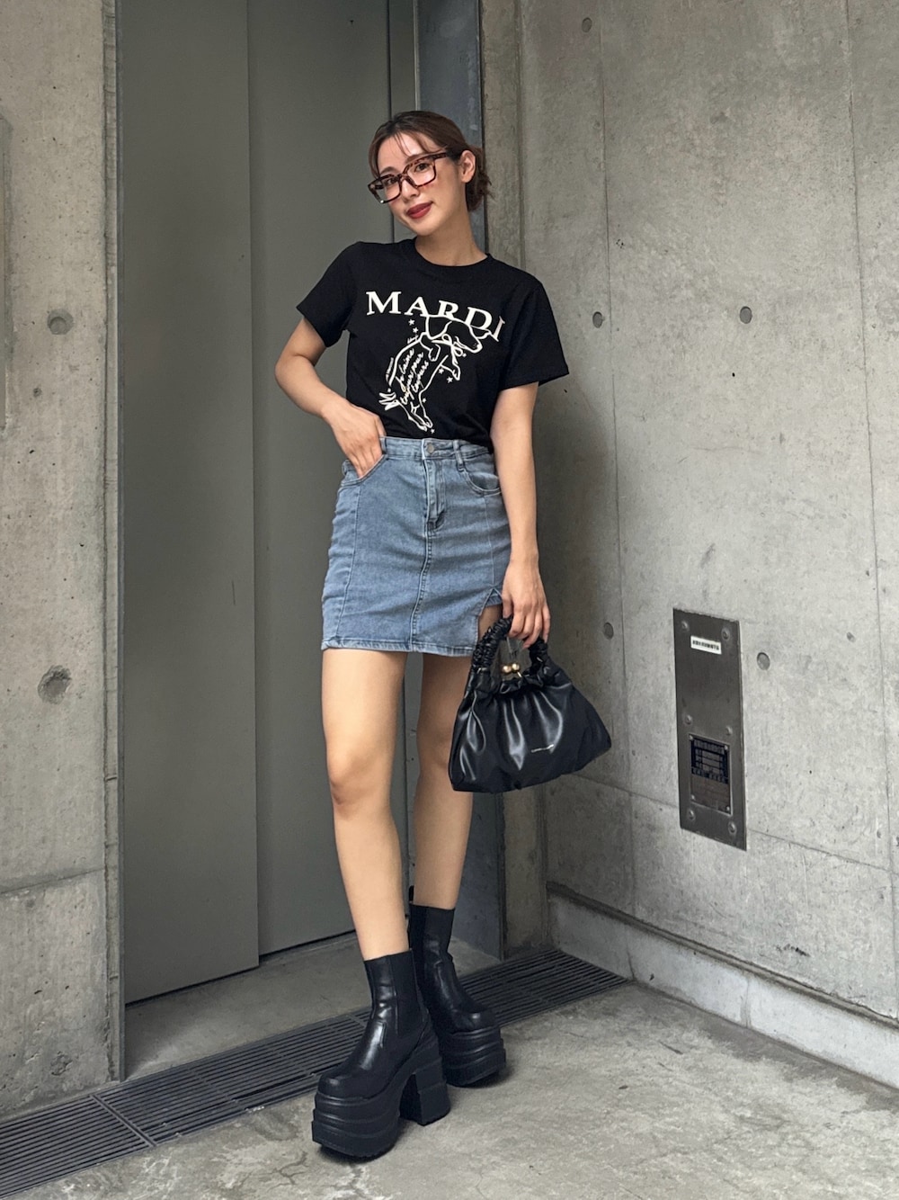 「厚底シューズ、フェススタイル、ロゴT、Tシャツ、韓国ファッション、デニム、テーマパークコーデ、ミニスカート、スカート、モノトーン」｜「Miniministoreのキュロット デニムスカート ミニスカート（デニムスカート、ブルー系）」を使った、miwoさん（レディース・154cm）の夏コーディネートの1枚目の写真