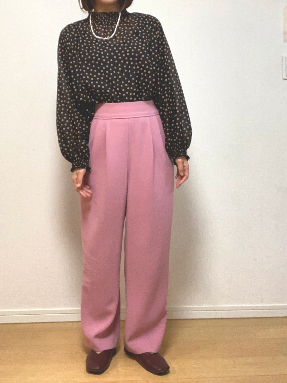 「ピンクパンツ、ドットブラウス、ピンクコーデ、秋のコーデ、本田翼」｜「green label relaxingの◆FM every. アムンゼン パンツ（その他パンツ、ピンク系）」を使った、かわうそさん（レディース・160cm）の秋コーディネートの1枚目の写真