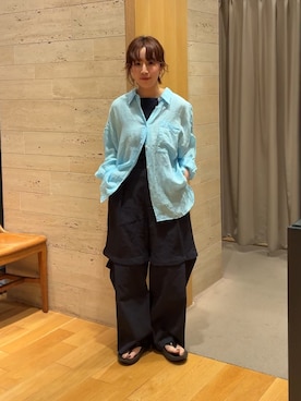 「URBAN RESEARCH（アーバンリサーチ）のガーメントダイラミーオーバーシャツ（シャツ/ブラウス、ブルー系）」を使った、夏海さん（レディース・153cm）の春コーディネート