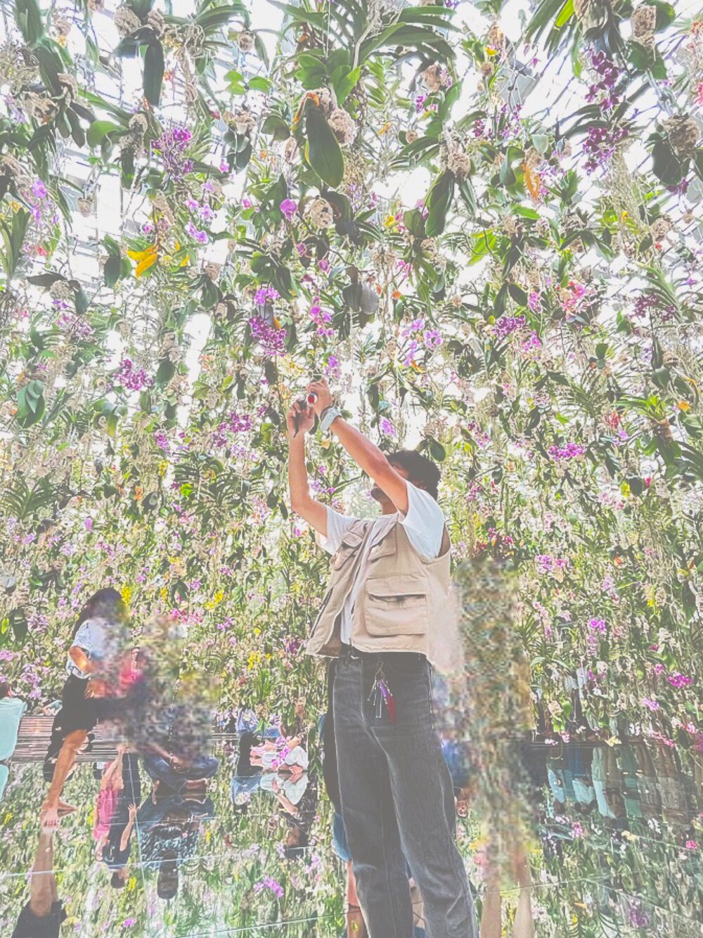 グレー系のデニムパンツ、ベージュ系のベストを着用したメンズの冬コーディネートの1枚目の写真