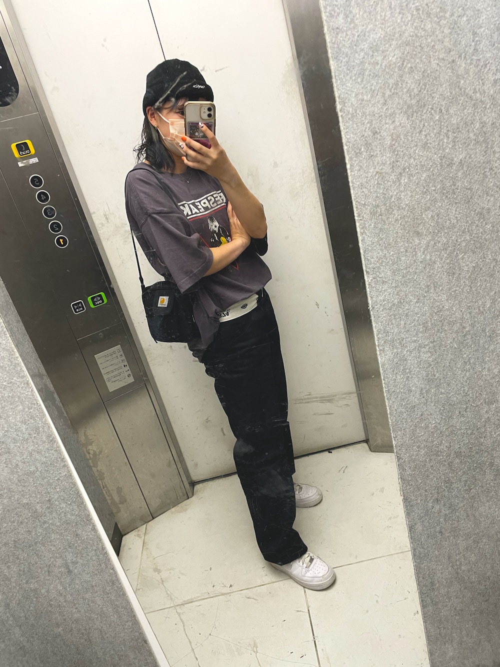 ブラック系のチノパンツ、ホワイト系のスニーカー、グレー系のTシャツ/カットソーを着用したレディースの夏コーディネートの1枚目の写真