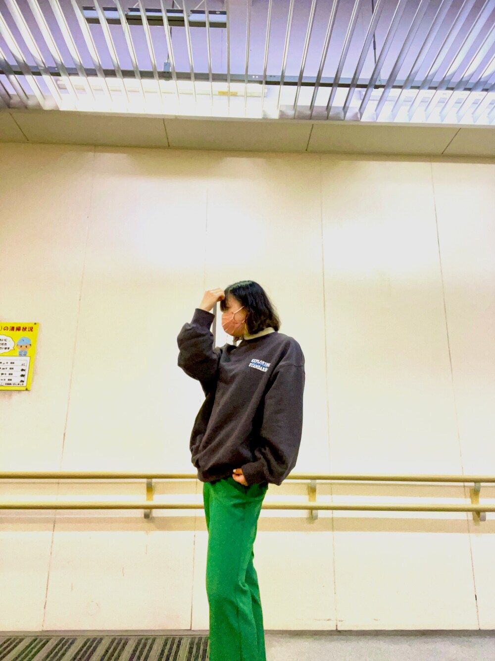 「PAGEBOY、ページボーイ、ハイネック、ハイネックTシャツ、スウェット、フレアパンツ、カラーパンツ、グリーンパンツ、緑パンツ、サービスエリア、ドライブ、ちょっとそこまで、トイレから失礼しやす」｜「PAGEBOYのバックシシュウロゴウラケプルオーバー（スウェット、グレー系）」を使った、acaneさん（レディース・162cm）の春コーディネートの1枚目の写真