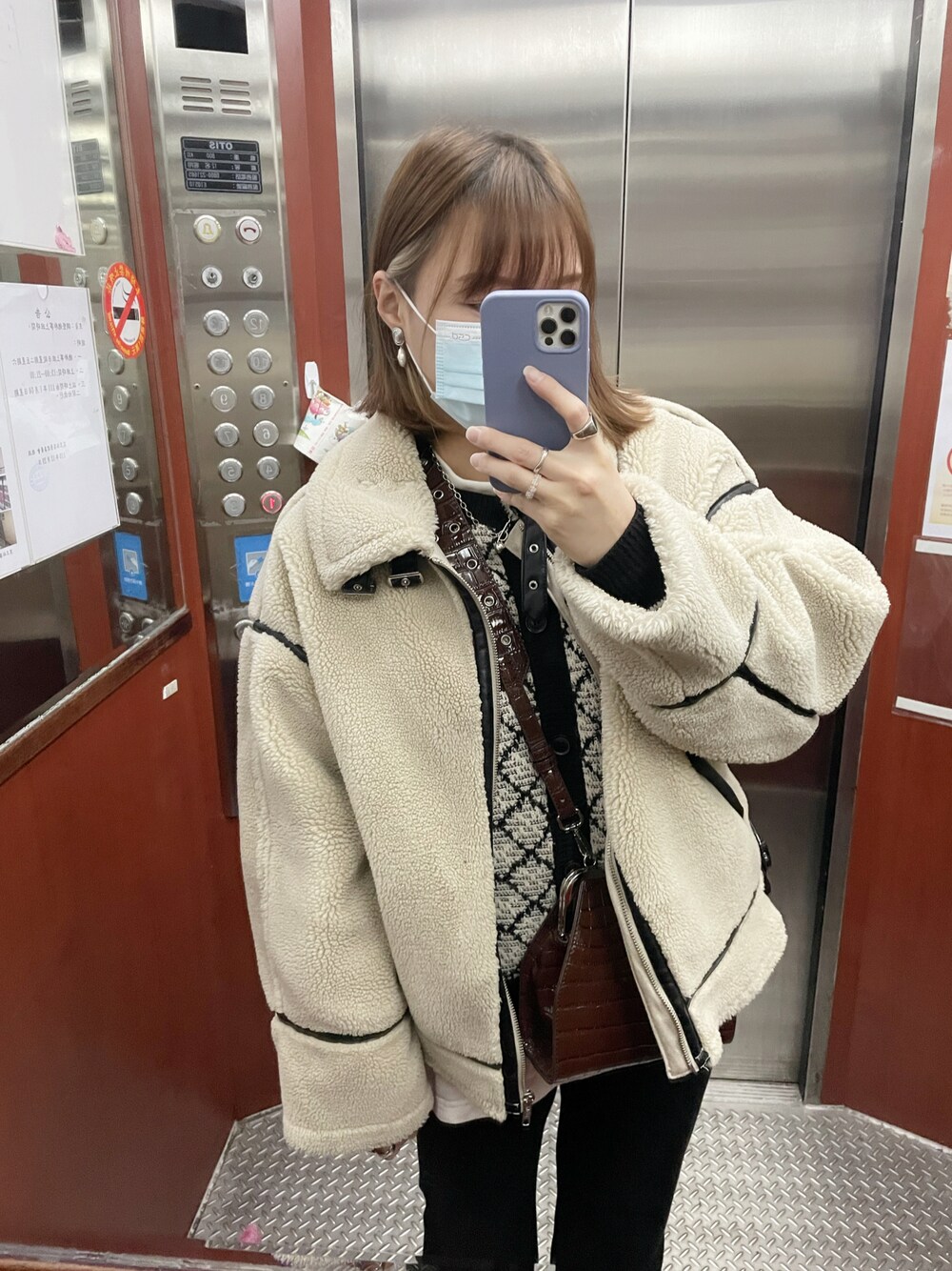 「JEANASISのボアB-3/918887（ムートンコート、ベージュ系）」を使った、Naomi  さん（レディース・160cm）の冬コーディネートの1枚目の写真
