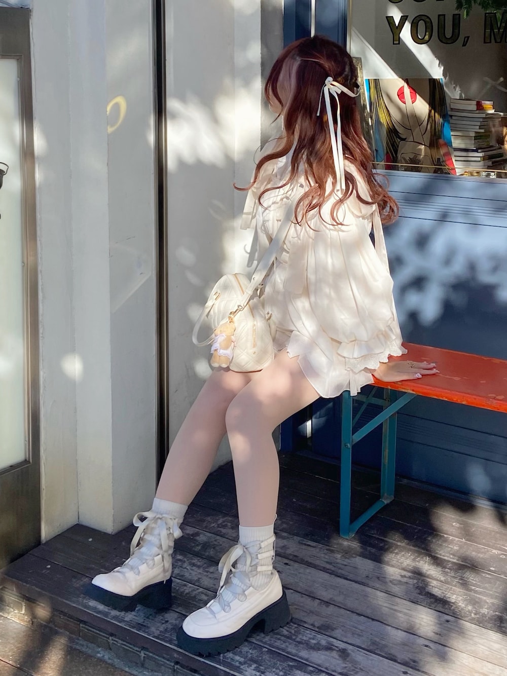「レザー、ビスチェ、お出かけコーデ、秋コーデ、レイヤードスタイル、ブーツ、ガーリー、ガーリーコーデ、カフェ、カフェコーデ、デートコーデ、秋、秋服、低身長、低身長コーデ」｜「idemのlace up socks boots/リボン編み上げ厚底ブーツ（ブーツ、ホワイト系）」を使った、み ゃ ー ゆさん（骨格ウェーブ・レディース・155cm）の秋コーディネートの1枚目の写真