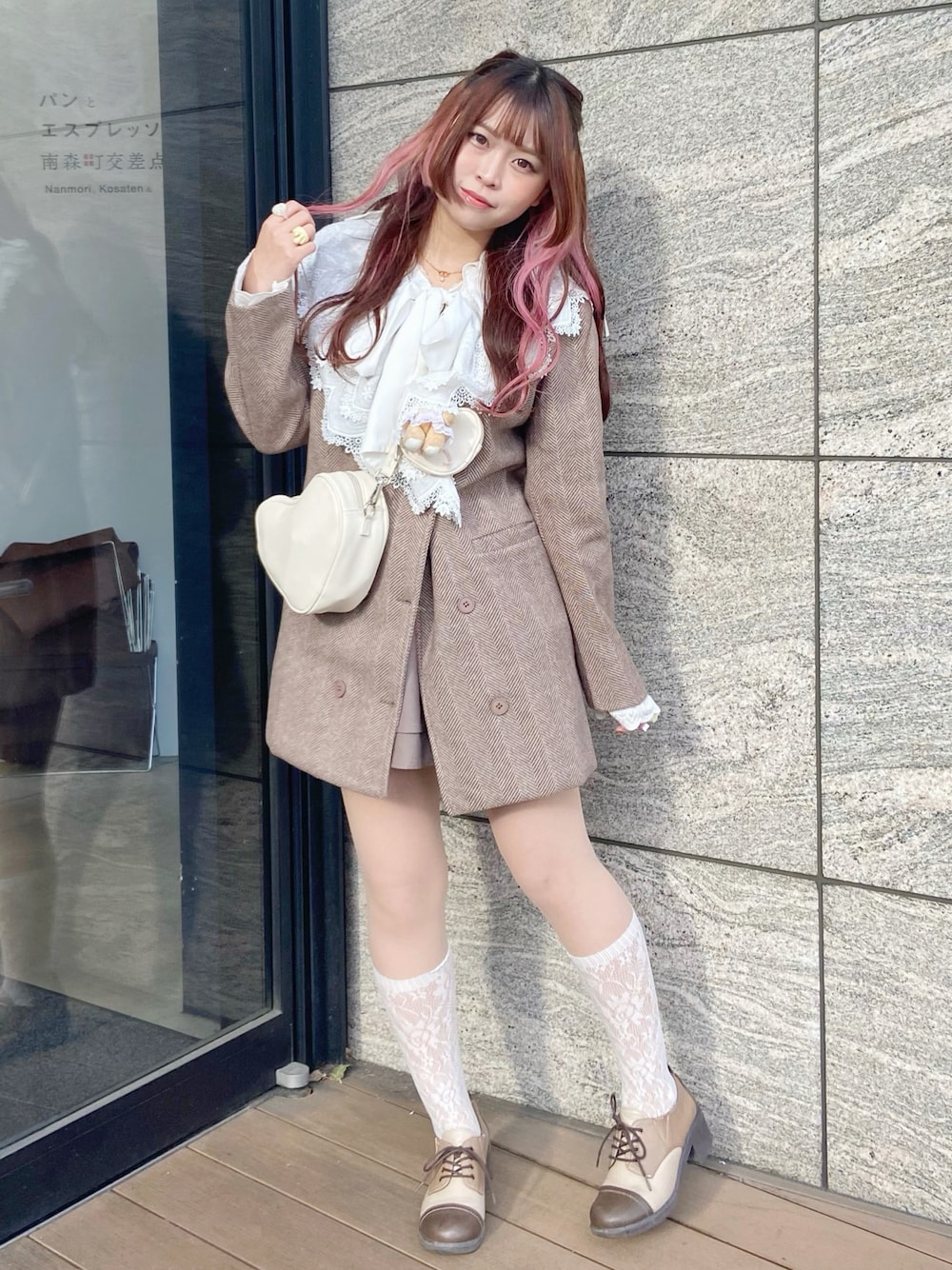 「ミニスカート、休日スタイル、ガーリー、ガーリーコーデ、カフェ、カフェコーデ、デート、デートコーデ、レトロ、レトロコーデ、フレンチガーリー、プチプラ、プチプラコーデ、冬、冬コーデ」｜「MORE self LOVEのオーバーフリルジャケット（テーラードジャケット、ブラウン系）」を使った、み ゃ ー ゆさん（骨格ウェーブ・レディース・155cm）の冬コーディネートの1枚目の写真