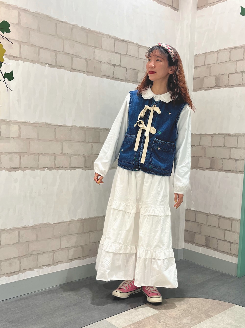 「春ファッション、デニム、スニーカー、コンバース、セットアップ、セットアップ風、低身長、春服みてみて、春コーデ、骨格ウェーブ、ベスト、サマンサ モスモス(Samansa Mos2)、Samansa Mos2、SM2、ehka sopo」｜「CONVERSEのCONVERSE ALL STAR US COLORS HI / コンバース オールスター カラーズ ハイ（スニーカー、ピンク系）」を使った、kaniさん（レディース・155cm）の春コーディネートの1枚目の写真