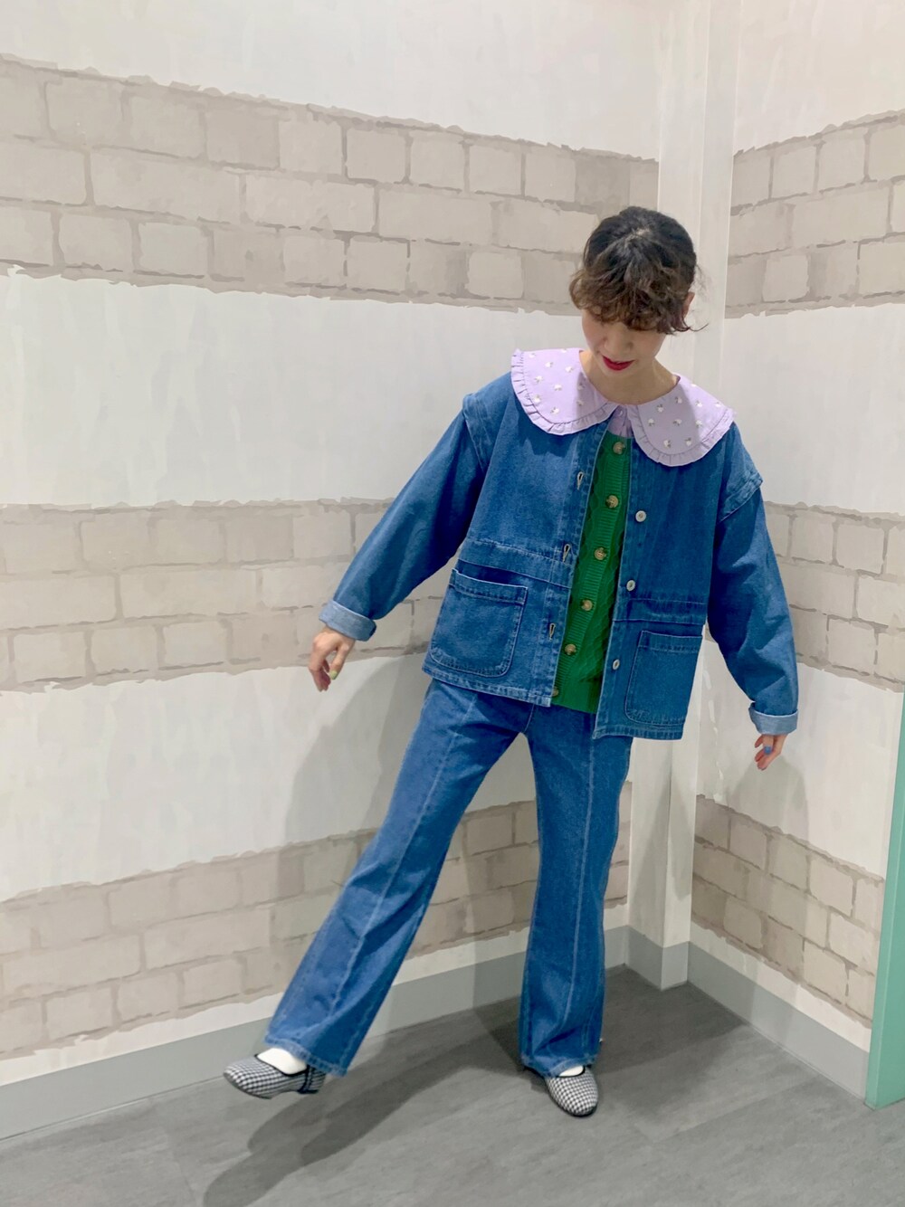 「春服、低身長コーデ、オトナカジュアル、ビッグカラー、パープル、グリーン、デニムパンツ、デニムジャケット、セットアップ、ニットベスト、ベスト、カンフーシューズ、エヘカソポ、ehka sopo、カジュアルコーデ」｜「ehka sopoのレースアップデニムパンツ（デニムパンツ、ブルー系）」を使った、kaniさん（レディース・155cm）の冬コーディネートの1枚目の写真