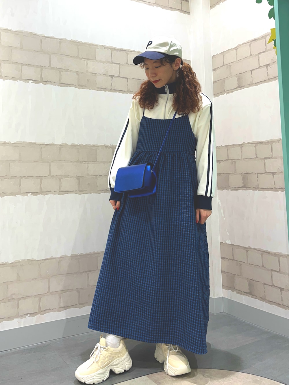 「ehka sopoのギンガムチェックキャミワンピース（ワンピース、ブルー系）」を使った、kaniさん（レディース・155cm）の春コーディネートの1枚目の写真