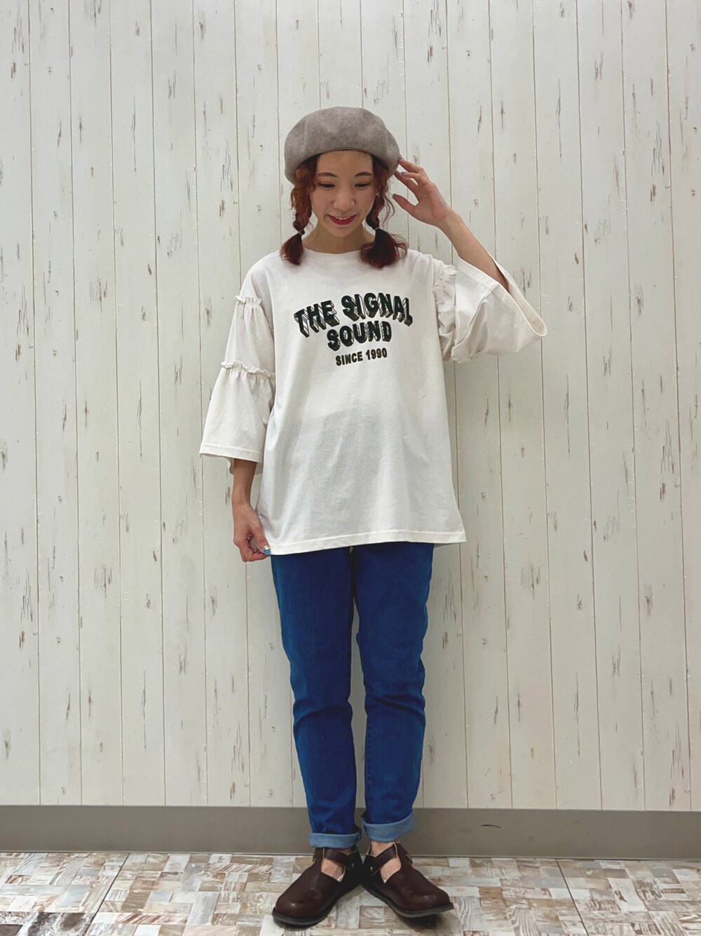 「大人カジュアル、シンプルスタイル、秋服準備はじめました、ベレー帽、古着風、スキニーデニム、ストレートデニム、デニム、ロゴT、低身長、秋コーデ、サマンサ モスモス(Samansa Mos2)、Samansa Mos2、SM2、23AW秋の新作」｜「Samansa Mos2のストレッチデニムスリムパンツ（デニムパンツ、ブルー系）」を使った、kaniさん（レディース・155cm）の夏コーディネートの1枚目の写真