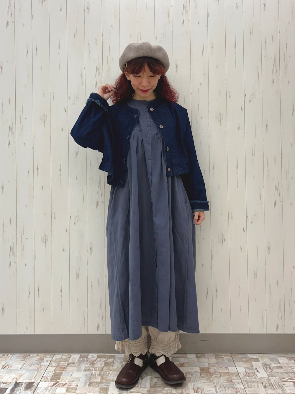 「着回しコーデ、デニムジャケット、Gジャン、レイヤードスタイル、ベレー帽、ワンピース、ロングワンピース、秋コーデ、秋服、Tストラップシューズ、低身長、秋先取りコーデ、サマンサ モスモス(Samansa Mos2)、Samansa Mos2、SM2」｜「Samansa Mos2のフラワー柄総刺繍ワンピース（ワンピース、ブルー系）」を使った、kaniさん（レディース・155cm）の夏コーディネートの1枚目の写真
