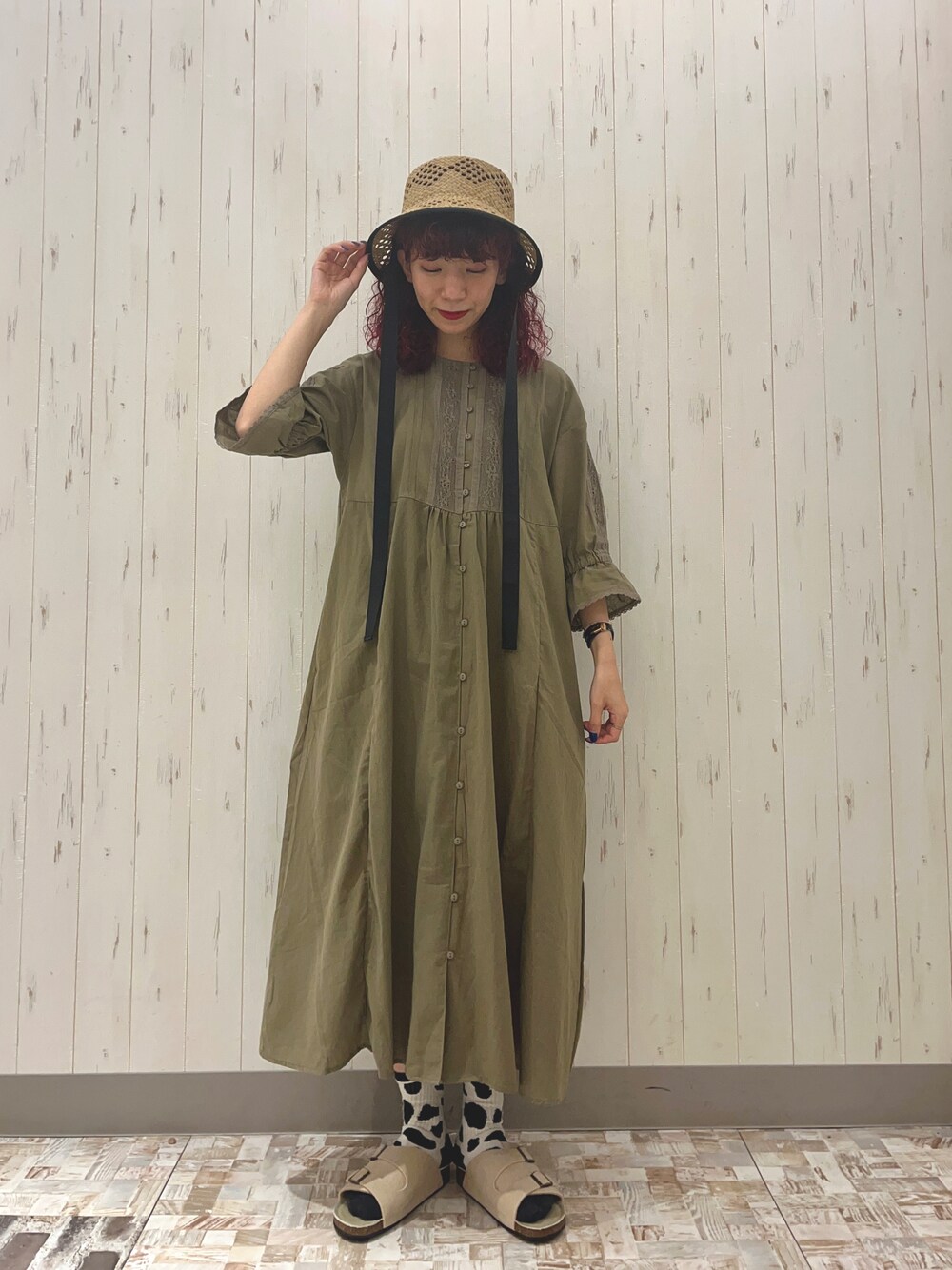 「ワンピース、カーキ、きまわしコーデ、むぎわら帽子、新作、サンダルに靴下、サンダル、低身長、アースカラー、サマンサ モスモス(Samansa Mos2)、Samansa Mos2、SM2、ロングワンピース、シンプルスタイル、ワンピーススタイル」｜「Samansa Mos2のリボンテープ付透かしバケットハット（ハット、ブラック系）」を使った、kaniさん（レディース・155cm）の夏コーディネートの1枚目の写真