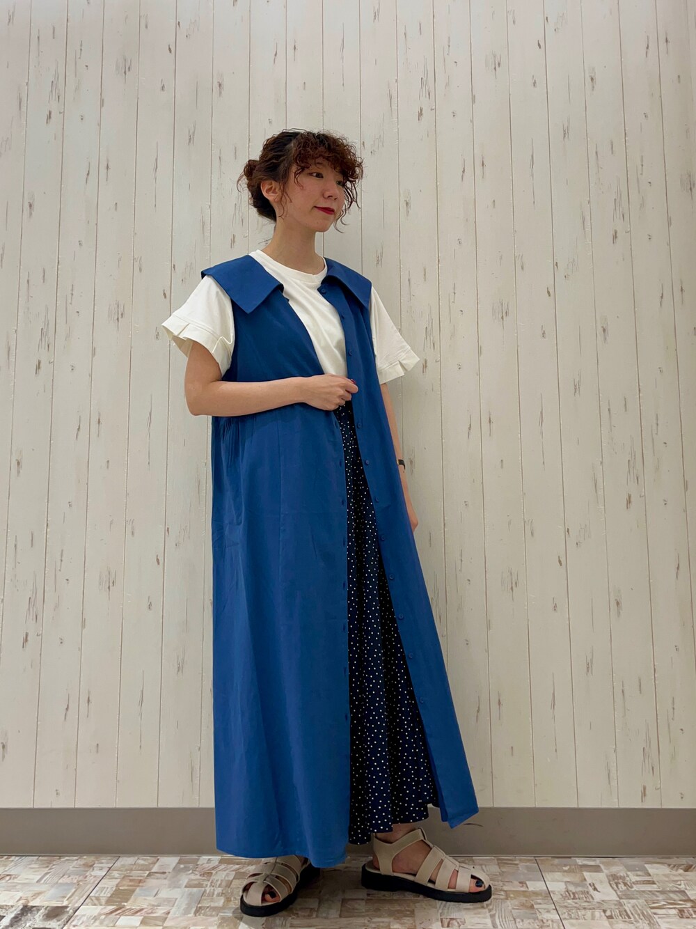 「夏コーデ、カジュアルコーデ、きれいめカジュアル、シンプルスタイル、ロングジレ、ジレ、レイヤードスタイル、低身長、グルカサンダル、ドット、パンツスタイル、サマンサ モスモス(Samansa Mos2)、Samansa Mos2、SM2」｜「Samansa Mos2の◎ビッグ襟前後着ノースリワンピース（ワンピース、ブルー系）」を使った、kaniさん（レディース・155cm）の春コーディネートの1枚目の写真