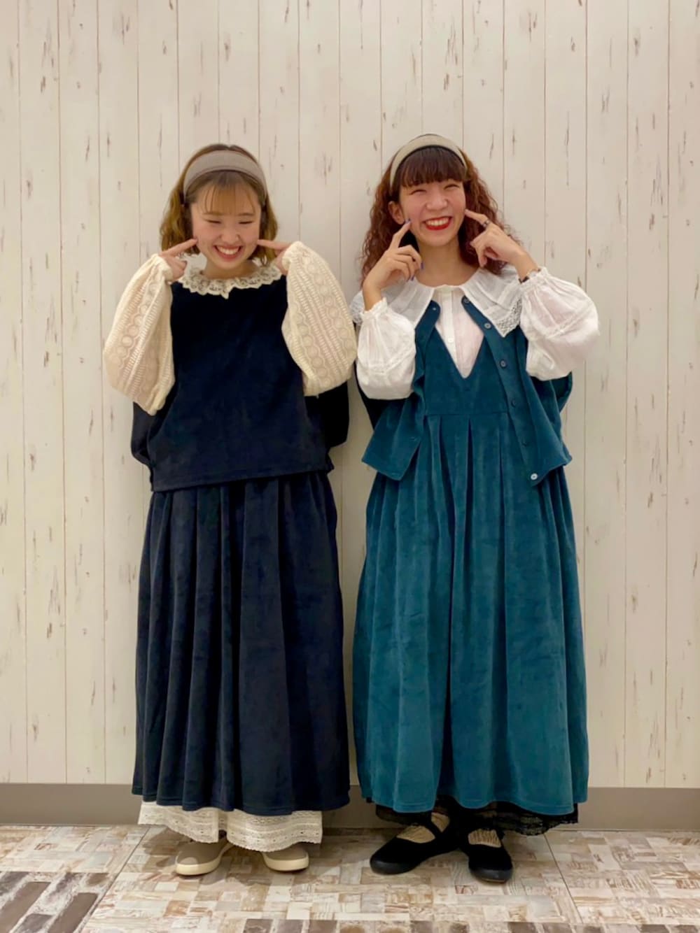 「秋先取りコーデ、秋服準備はじめました、おそろいコーデ、双子コーデ、ブラウス、ベロア、ジャンパースカート、ワンピース、レイヤードスタイル、ペチパンツ、レースパンツ、カチューシャ、サマンサ モスモス(Samansa Mos2)、SM2、Samansa Mos2」｜「Samansa Mos2の前後着カットベロアベスト（ベスト、グリーン系）」を使った、kaniさん（レディース・155cm）の夏コーディネートの1枚目の写真