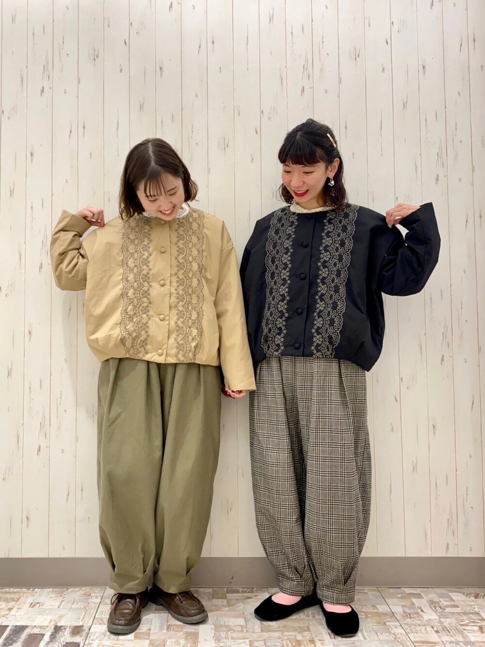 「双子コーデ、冬コーデ、テーパードパンツ、パンツスタイル、春コーデ、チェック、刺繍、中綿ジャケット、低身長、ゆったりコーデ、レイヤードスタイル、サマンサ モスモス(Samansa Mos2)、SM2、おそろいコーデ、ワントーンコーデ」｜「Samansa Mos2のスタンド襟レースブラウス（シャツ/ブラウス、ホワイト系）」を使った、kaniさん（レディース・155cm）の冬コーディネートの1枚目の写真