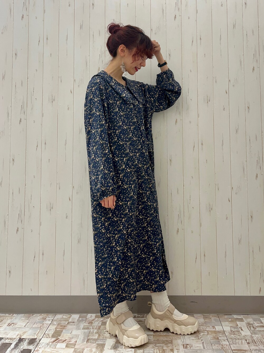 「秋コーデ、秋先取りコーデ、ワンピース、ビッグカラー、花柄、レトロ、スニーカー、オープンダッドスニーカー、ダッドスニーカー、低身長、骨格ウェーブ、エヘカソポ、ehka sopo」｜「ehka sopoの小花柄スクエアカラーワンピース（ワンピース、ブルー系）」を使った、kaniさん（レディース・155cm）の夏コーディネートの1枚目の写真