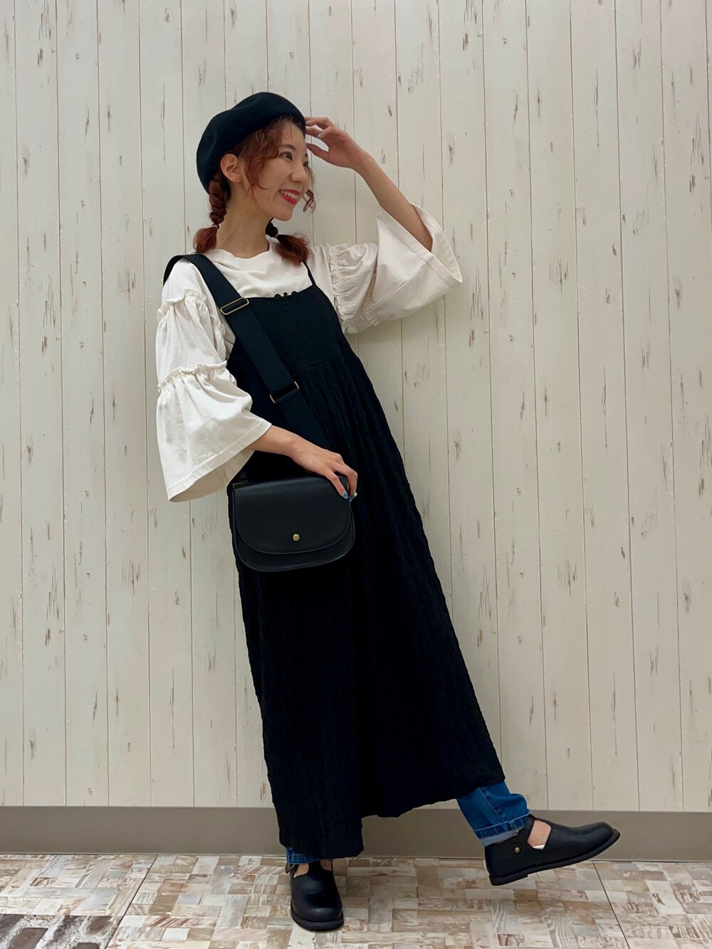 「大人カジュアル、秋服準備はじめました、古着風、ベレー帽、キャミワンピ、スキニーデニム、デニム、ストレッチパンツ、Tストラップシューズ、着回しコーデ、レイヤードスタイル、秋コーデ、Samansa Mos2、SM2、サマンサ モスモス(Samansa Mos2)」｜「Samansa Mos2のTストラップシューズ（ドレスシューズ、ブラック系）」を使った、kaniさん（レディース・155cm）の夏コーディネートの1枚目の写真