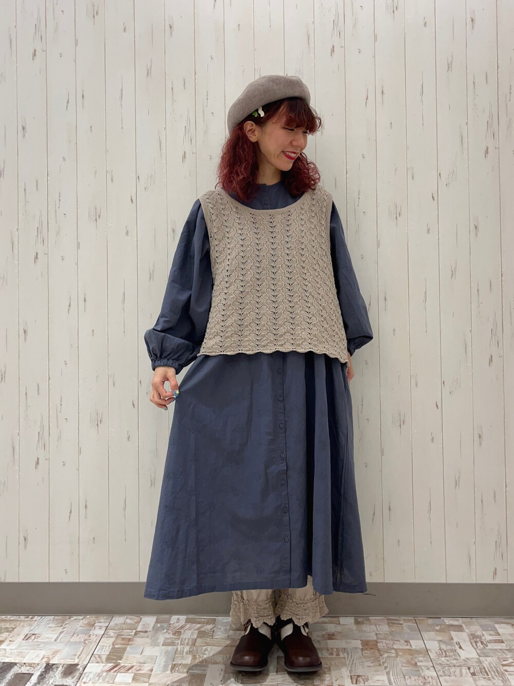 「レイヤードスタイル、ワンピース、カラーコーデ、ベレー帽、ベスト、ニット、秋コーデ、秋服準備はじめました、着回しコーデ、低身長、サマンサ モスモス(Samansa Mos2)、SM2、Samansa Mos2」｜「Samansa Mos2のフラワー柄総刺繍ワンピース（ワンピース、ブルー系）」を使った、kaniさん（レディース・155cm）の夏コーディネートの1枚目の写真