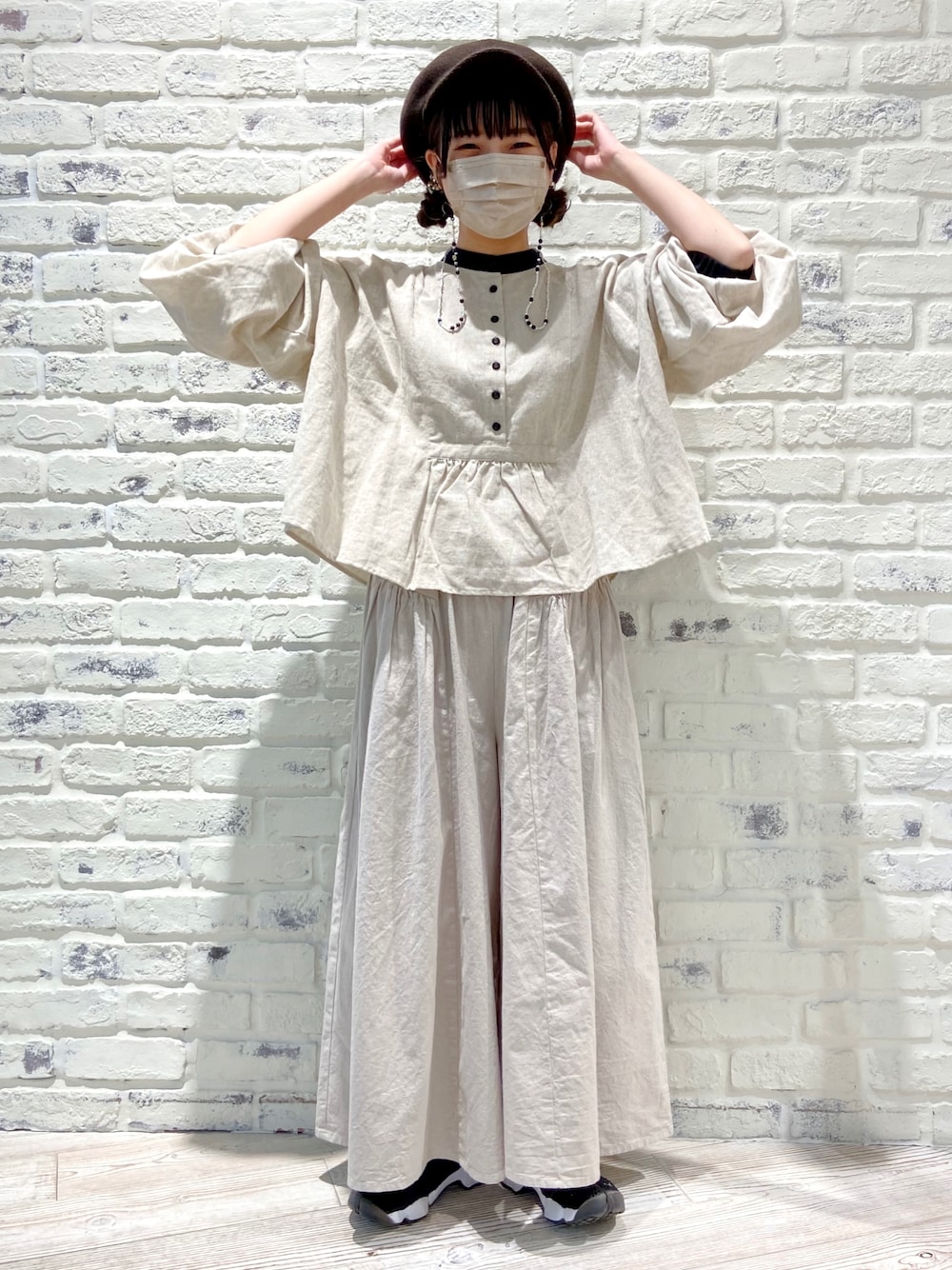 「春服みてみて、春コーデ、シンプル、カジュアル、春、ゆるコーデ、着回しコーデ、パンツスタイル、ビッグシルエット、SM2、低身長コーデ、淡色コーデ、ワントーンコーデ、ベージュ、ナチュラル」｜「Samansa Mos2のスタンドカラーギャザーブラウス（シャツ/ブラウス、ベージュ系）」を使った、かとういおりさん（レディース・153cm）の春コーディネートの1枚目の写真