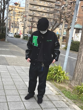 「オールブラック」｜「アイテム（スタジャン）」を使った、ロシナンテさん（メンズ・170cm）の冬コーディネート