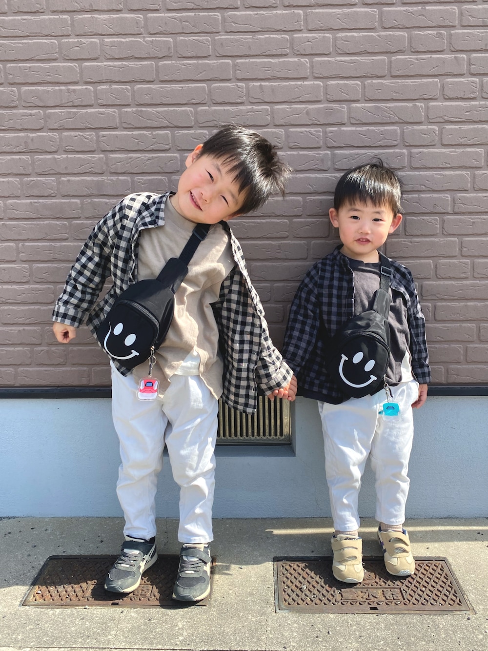 「チェックシャツ、白パンツ、春コーデ、キッズファッション、兄弟コーディネート、ファッションを楽しもう」｜「Ma Lumiereのアイテム（シャツ/ブラウス、ブラック系）」を使った、tai_tenさん（キッズ・110cm）の春コーディネートの1枚目の写真