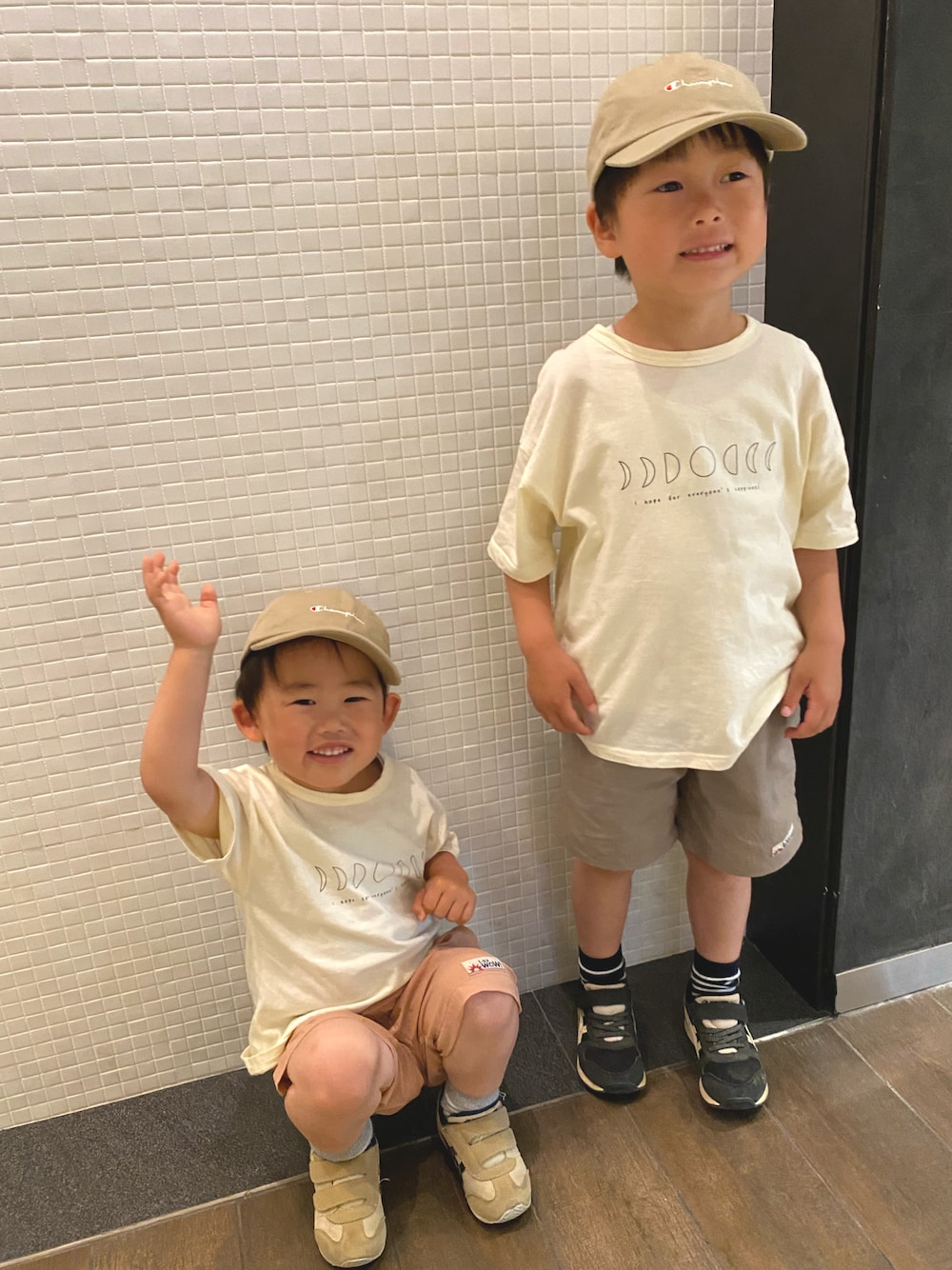 「キャップ、ロゴT、ナイロンパンツ、シャカシャカ、初夏コーデ、ショートパンツ、キッズコーデ、おそろいコーデ」｜「ChampionのChampion/チャンピオン　キッズ　ツイル・デニムキャップ（キャップ、ベージュ系）」を使った、tai_tenさん（キッズ・110cm）の春コーディネートの1枚目の写真