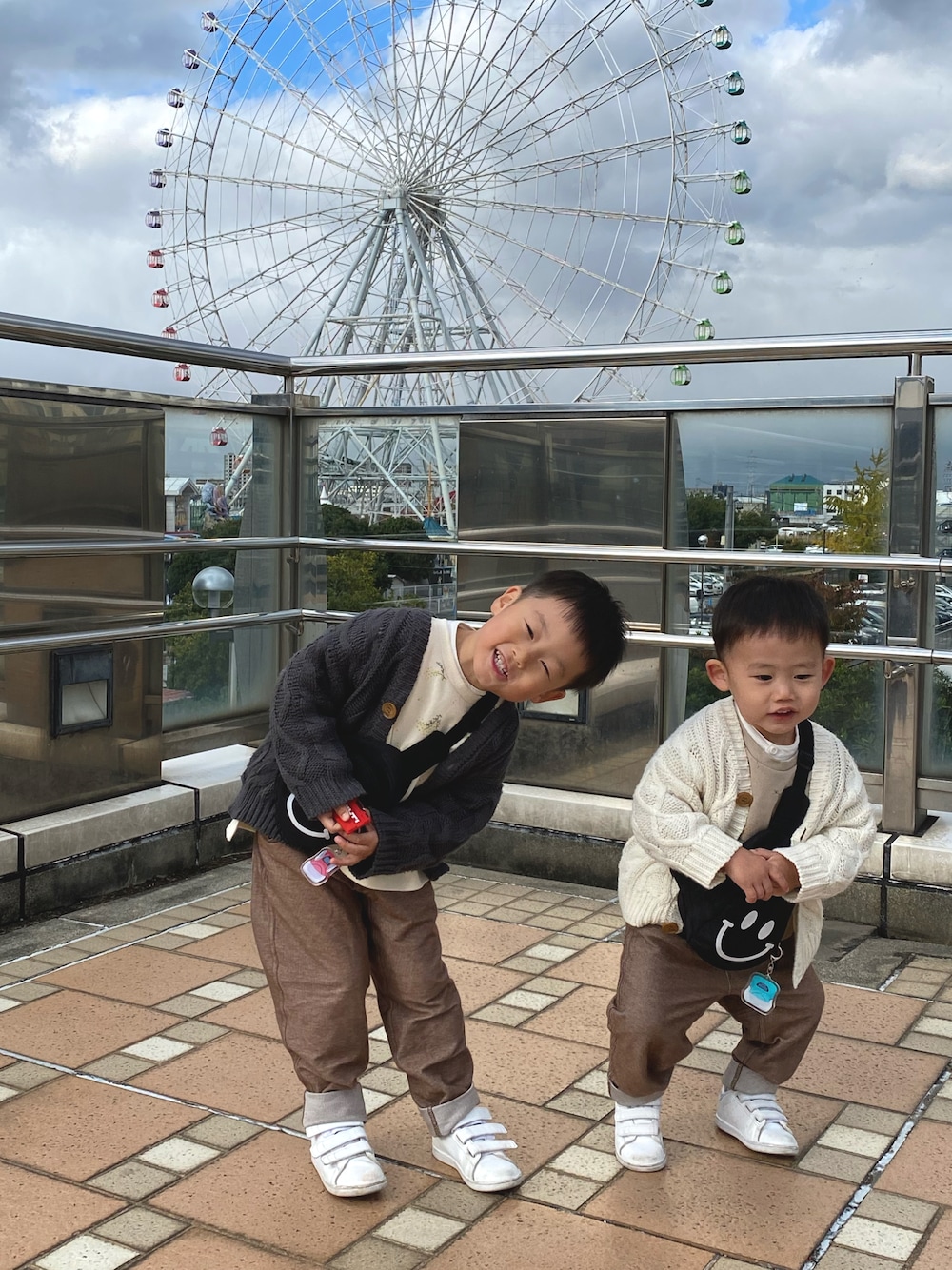 「ファッションを楽しもう、カーディガン、ニットカーディガン、ミモザ柄、旅行、キッズコーデ、兄弟コーディネート、秋冬コーデ」｜「Birthdayのアイテム（ニット/セーター、ホワイト系）」を使った、tai_tenさん（キッズ・100cm）の秋コーディネートの1枚目の写真
