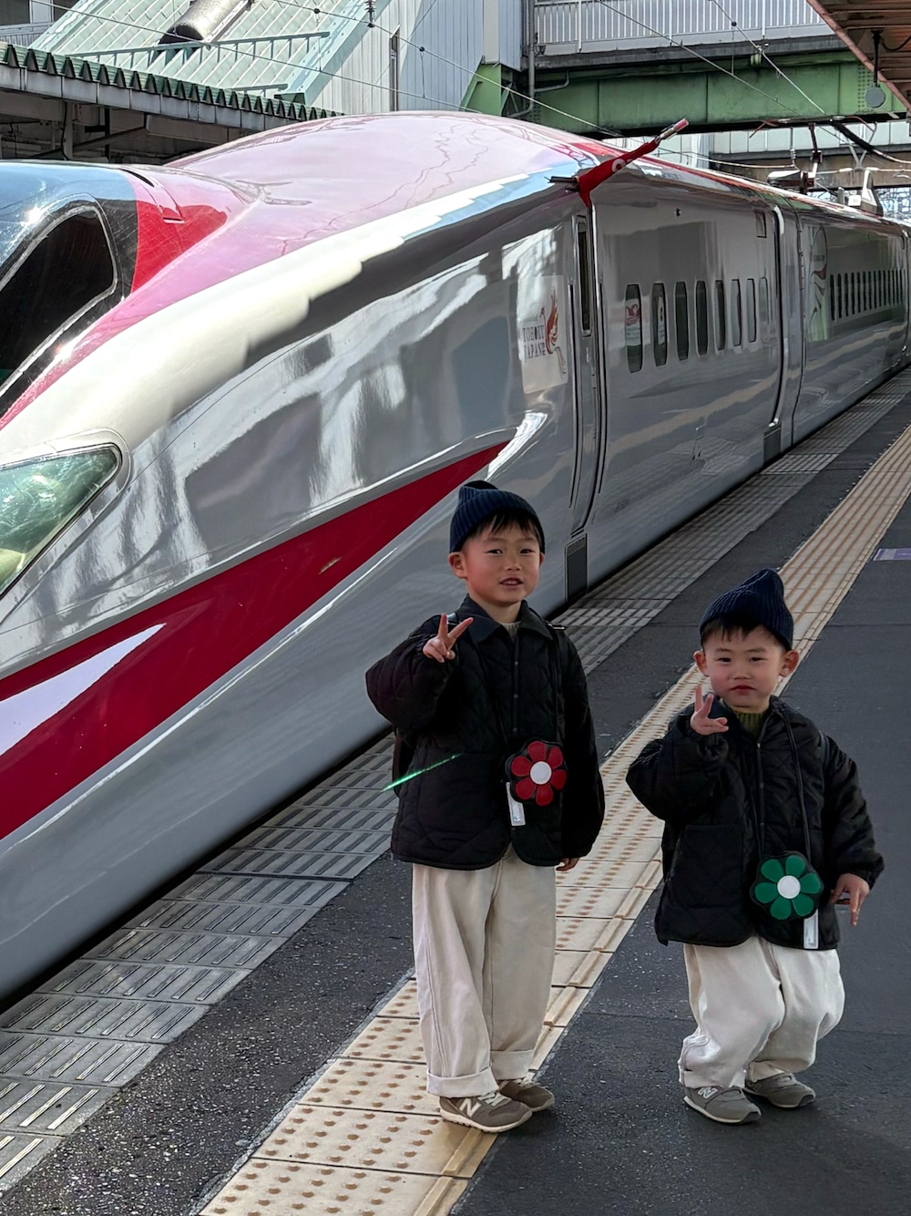 「こまち、はやぶさ、はやこまコーデ、新幹線、キルティングジャケット、ニット帽、白デニム、旅行、キッズコーデ、ポシェット」｜「BIG FIELDのダイヤキルトジャケット（80～150cm）（ブルゾン、ブラック系）」を使った、tai_tenさん（キッズ・110cm）の春コーディネートの1枚目の写真