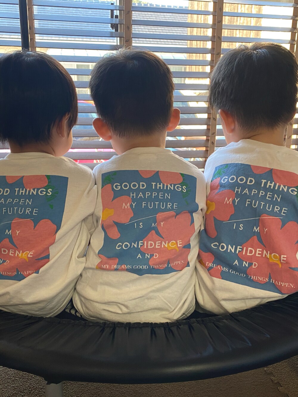 「いとこ、おそろいコーデ、バックプリント、キッズコーデ」｜「BREEZEのボックスロゴリゾートTシャツ（Tシャツ/カットソー、ホワイト系）」を使った、tai_tenさん（キッズ・100cm）の秋コーディネートの1枚目の写真