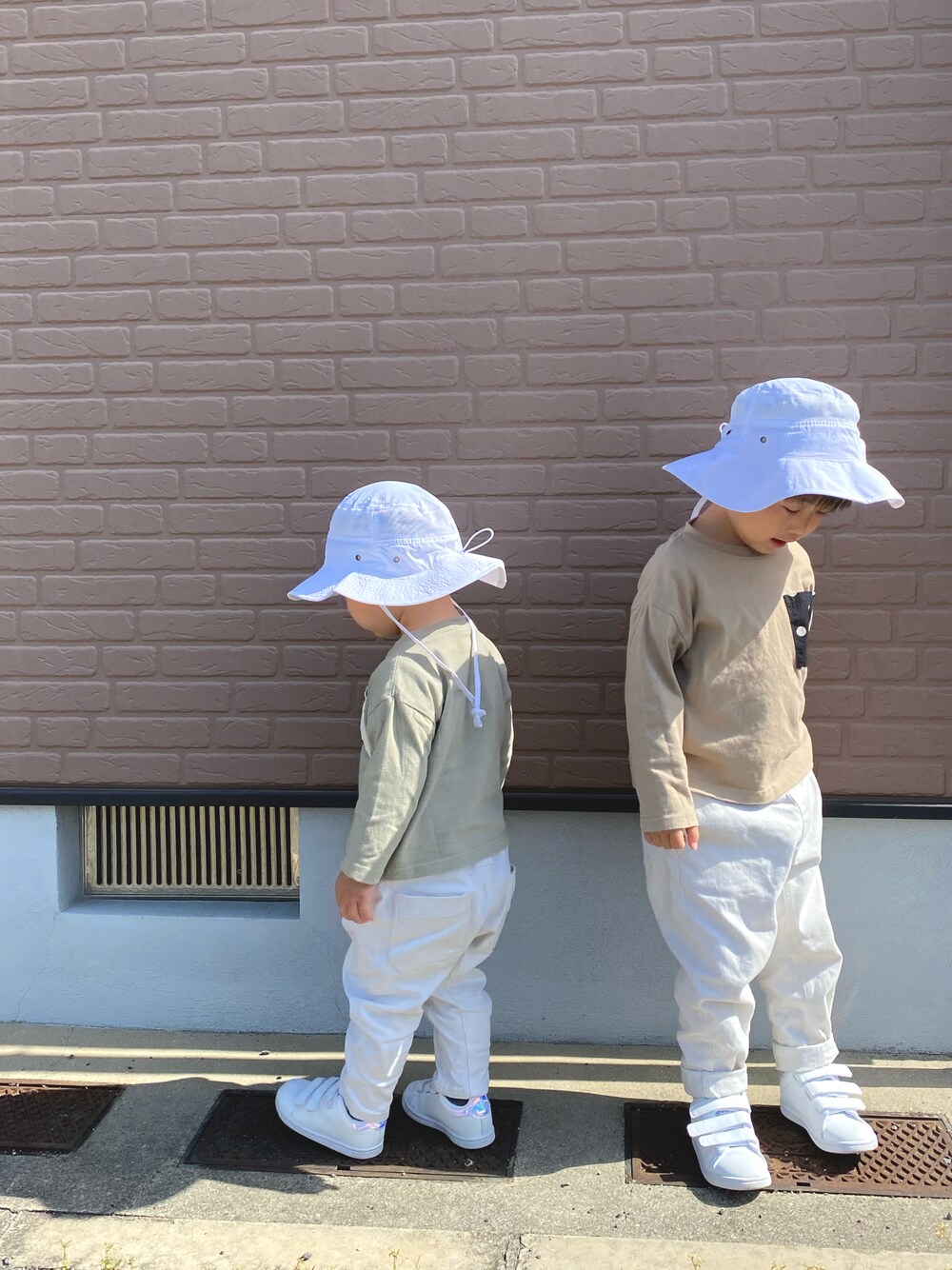 「ハット、帽子、キッズコーデ、春コーデ、兄弟コーディネート、白パンツ、スタンスミス」｜「no brandのアイテム（帽子、ホワイト系）」を使った、tai_tenさん（キッズ・100cm）の春コーディネートの1枚目の写真