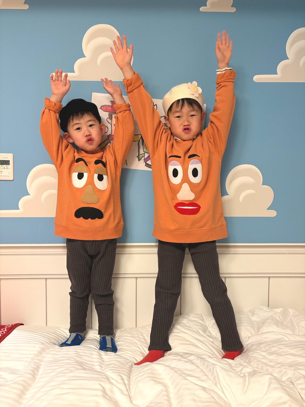 「disney、ディズニーコーデ、仮装、トイストーリー、ポテトヘッド、ミセスポテトヘッド、手作り、ベレー帽、キッズコーデ、旅行」｜「no brandのアイテム（パンツ、ブラック系）」を使った、tai_tenさん（キッズ・110cm）の春コーディネートの1枚目の写真