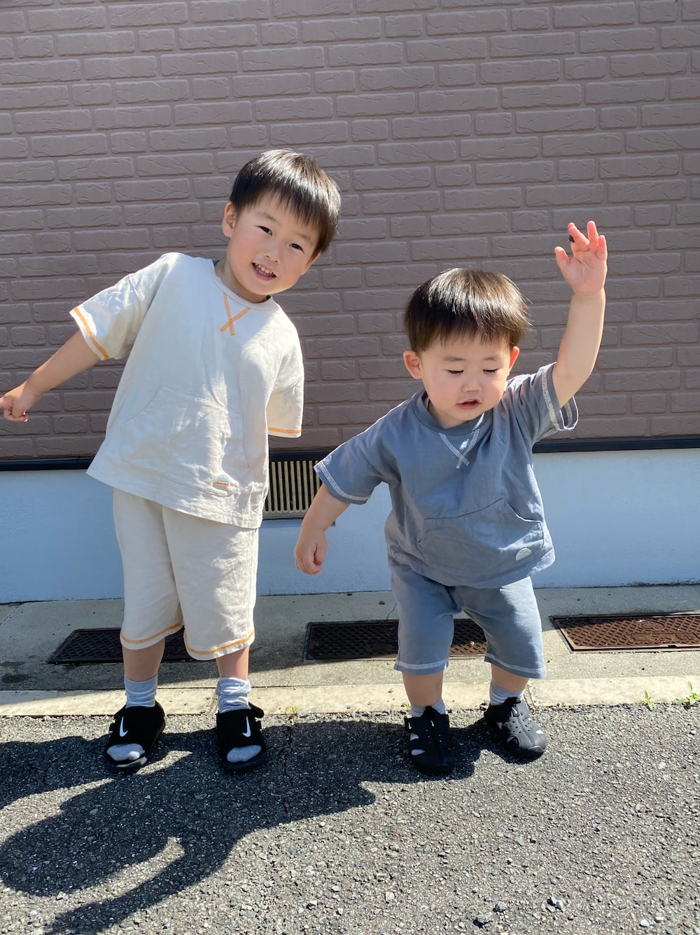 「セットアップ、キッズファッション、色違いコーデ、黒サンダル」｜「BREEZEのアイテム（セットアップ、グレー系）」を使った、tai_tenさん（キッズ・100cm）の夏コーディネートの1枚目の写真