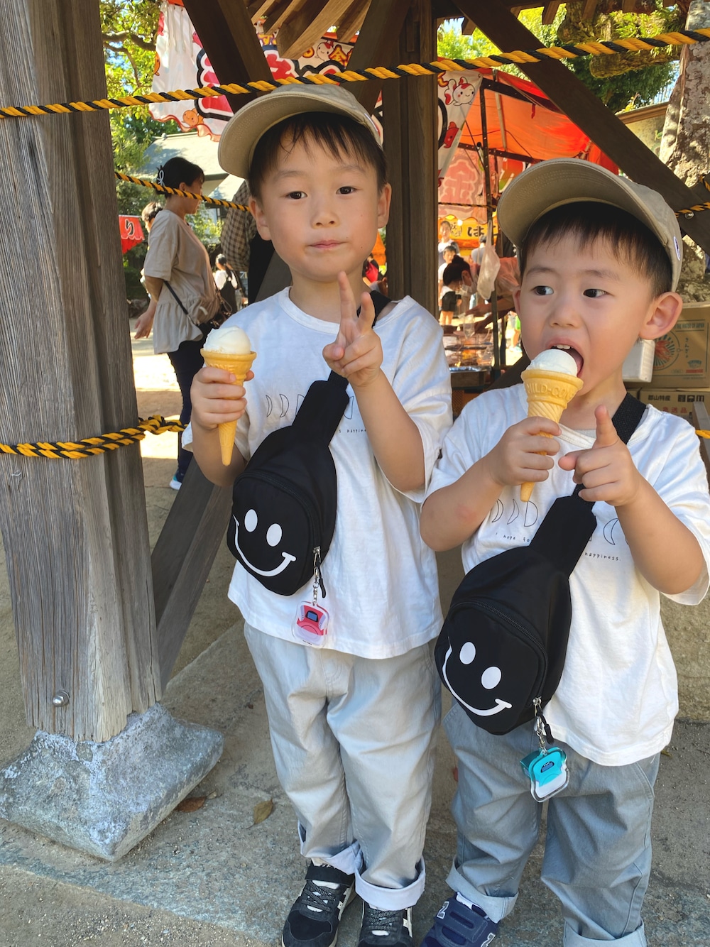 「デニムパンツ、Tシャツ、まだまだ暑い、キッズコーデ、おそろいコーデ」｜「OMNESのキッズ 　テーパードイージーパンツ（その他パンツ、グレー系）」を使った、tai_tenさん（キッズ・110cm）の秋コーディネートの1枚目の写真