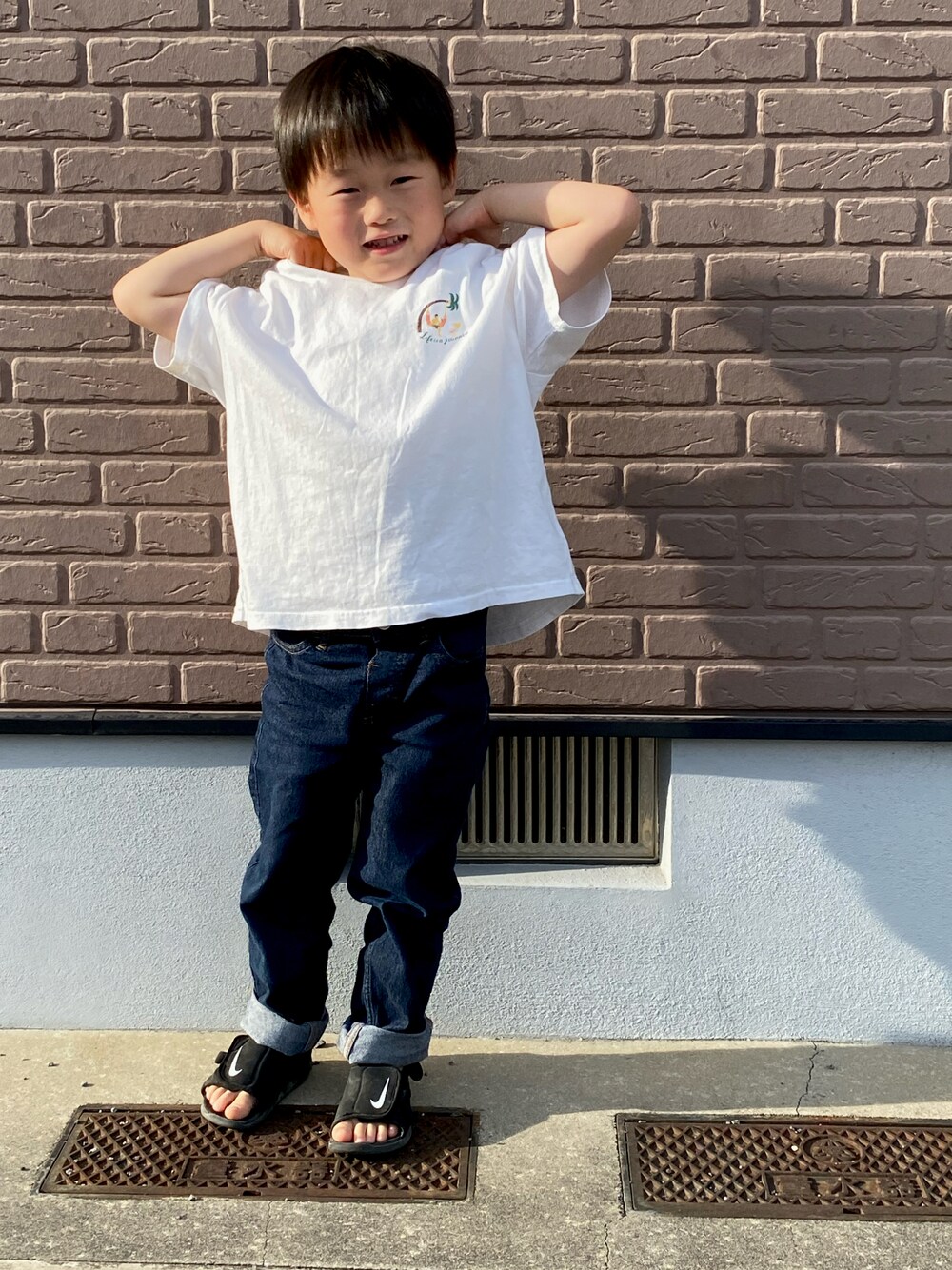 「白Tシャツ、バックプリント、デニム、夏だ！Tシャツ着よう！、シンプルコーデ、キッズコーデ」｜「BREEZEのボックスロゴリゾートTシャツ（Tシャツ/カットソー、ホワイト系）」を使った、tai_tenさん（キッズ・110cm）の春コーディネートの1枚目の写真