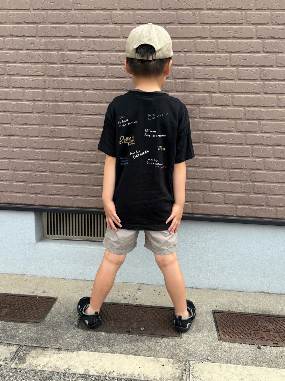 「黒Tシャツ、バックプリント、夏コーデ、キッズファッション」｜「ChampionのChampion/チャンピオン　キッズ　ツイル・デニムキャップ（キャップ、ベージュ系）」を使った、tai_tenさん（キッズ・120cm）の夏コーディネートの1枚目の写真
