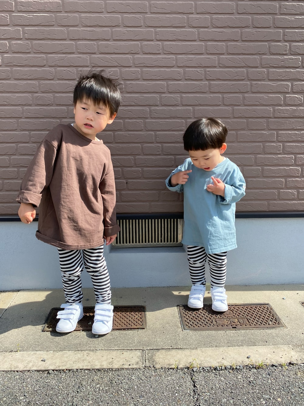 「キッズファッション、オーバーサイズ、レギンス、おそろいコーデ、兄弟コーディネート、スタンスミス」｜「韓国子ども服のアイテム（Tシャツ/カットソー、ブラウン系）」を使った、tai_tenさん（キッズ・100cm）の春コーディネートの1枚目の写真