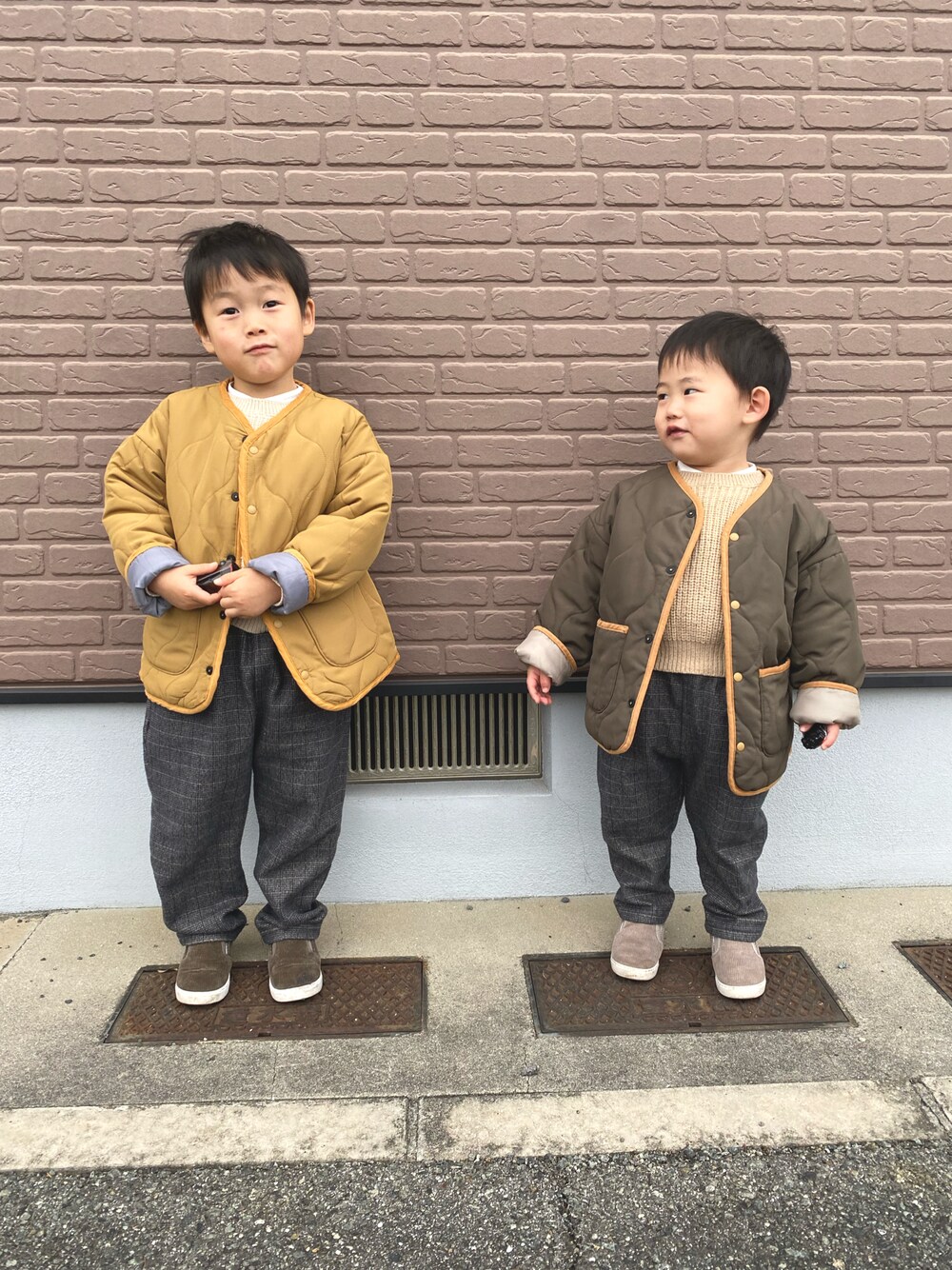 「冬を彩る色いろコーデ、キルティング、マスタード、モカ、チェック、キッズコーデ、兄弟コーディネート」｜「MARKEY'Sのアイテム（ノーカラージャケット、イエロー系）」を使った、tai_tenさん（キッズ・110cm）の冬コーディネートの1枚目の写真
