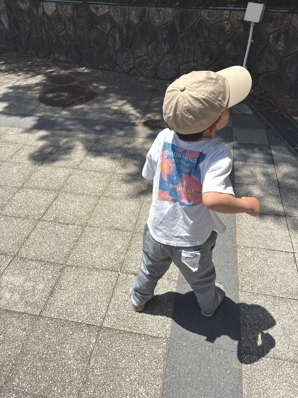「BREEZEのボックスロゴリゾートTシャツ（Tシャツ/カットソー、ホワイト系）」を使った、tai_tenさん（キッズ・110cm）の春コーディネートの1枚目の写真