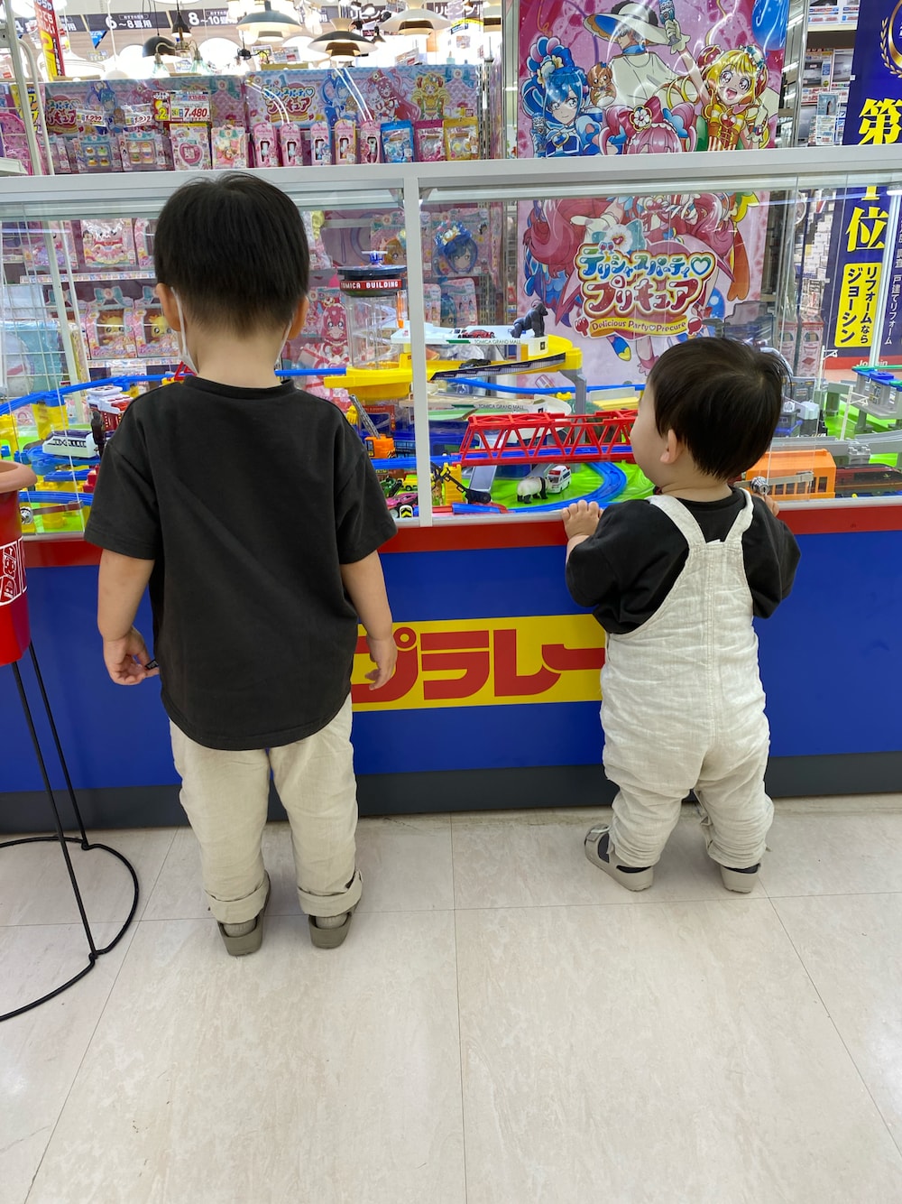 「麻、サロペット、兄弟コーディネート、リンクコーデ、白黒、おそろいコーデ、キッズファッション、プラレール」｜「PUPPAPUPOのストレッチ Tシャツ 半袖 80/90/100/110 ベビー服 子供服（Tシャツ/カットソー、ブラック系）」を使った、tai_tenさん（キッズ・100cm）の夏コーディネートの1枚目の写真